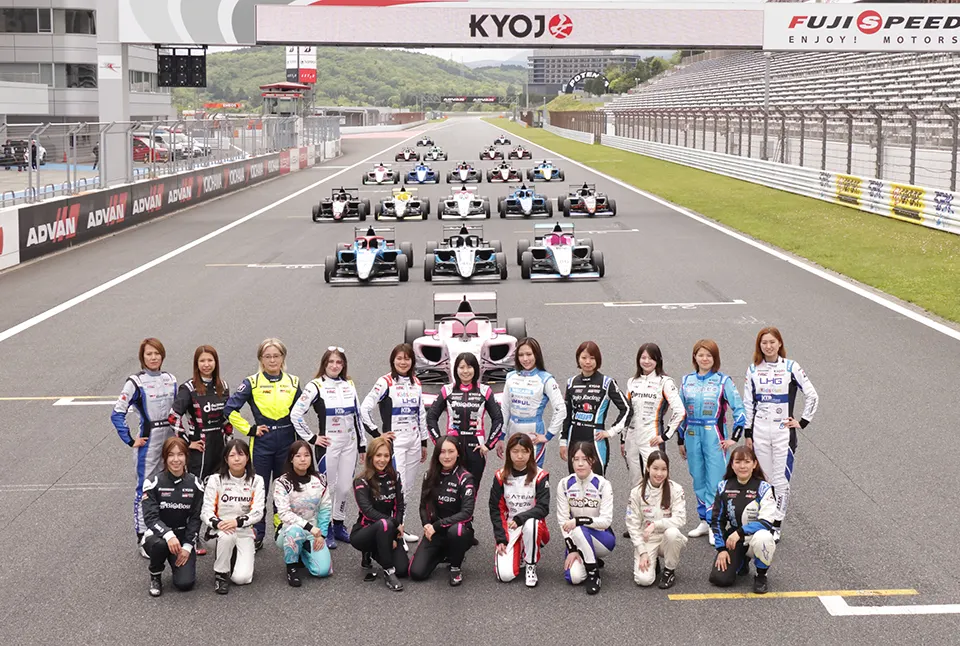 ドライバーとレーシングカーの集合写真