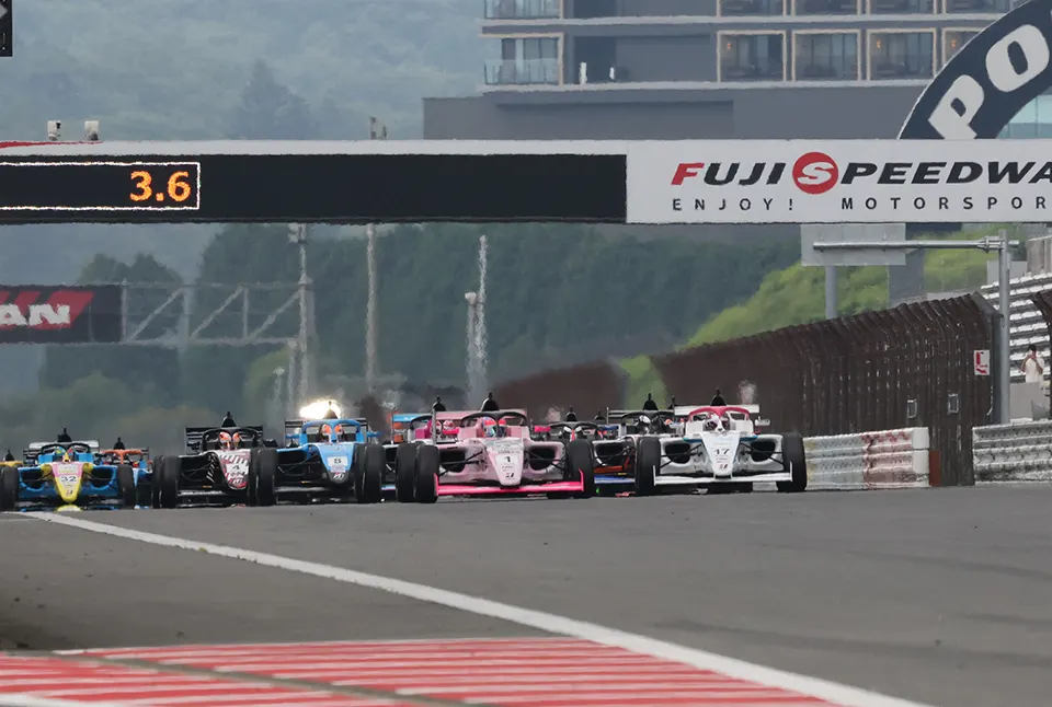 FUJI SPEEDWAYにてレースをしている様子