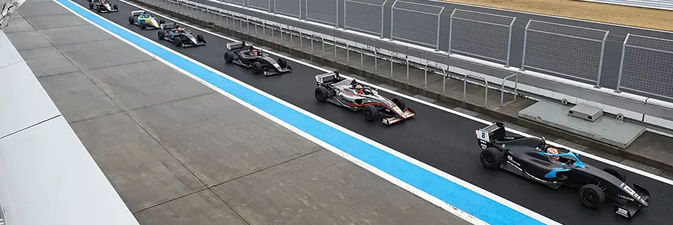 レーシングカーがピットに停まっている様子